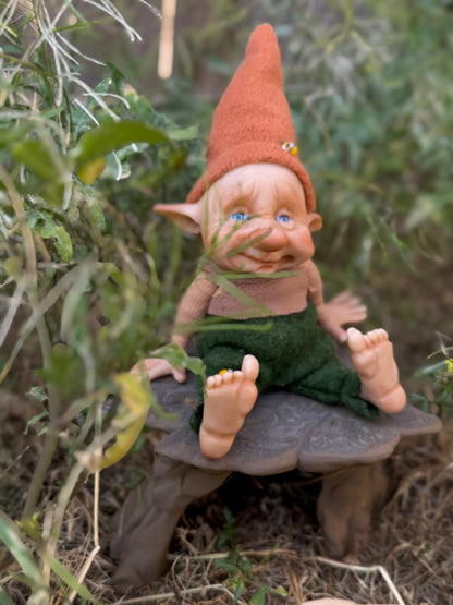 Duende artesanal articulado, figura de duende del bosque, muñeco artesanal coleccionable. Mide aproximadamente 25 cm. Modelo 20