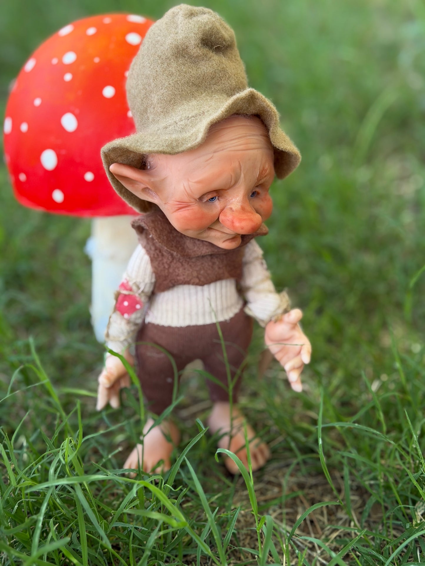 Duende artesanal articulado, figura de duende del bosque, muñeco artesanal coleccionable. Mide aproximadamente 25 cm.