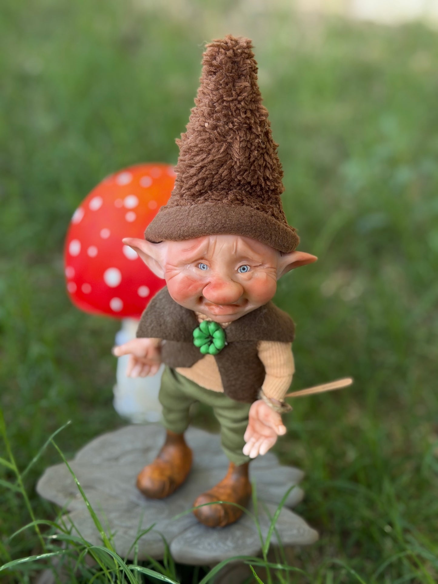 Duende caprichoso. Duende artesanal articulado, figura de duende del bosque, muñeco artesanal coleccionable. Mide aproximadamente 25 cm.