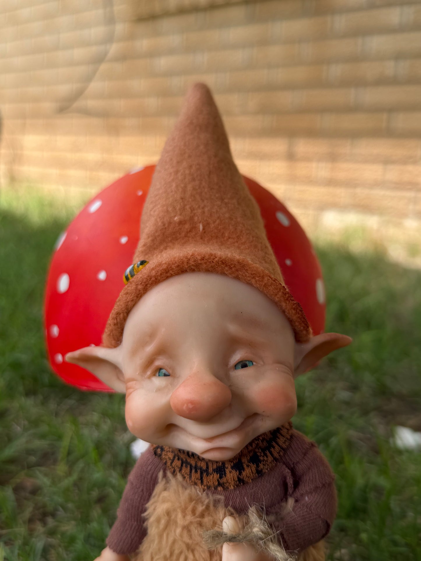 Duende artesanal articulado, figura de duende del bosque, muñeco artesanal coleccionable. Mide aproximadamente 25 cm.