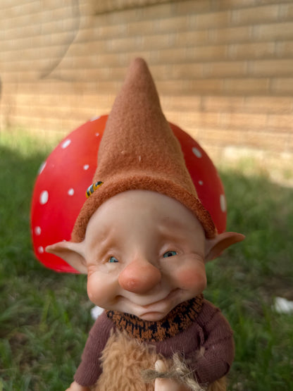 Duende artesanal articulado, figura de duende del bosque, muñeco artesanal coleccionable. Mide aproximadamente 25 cm.
