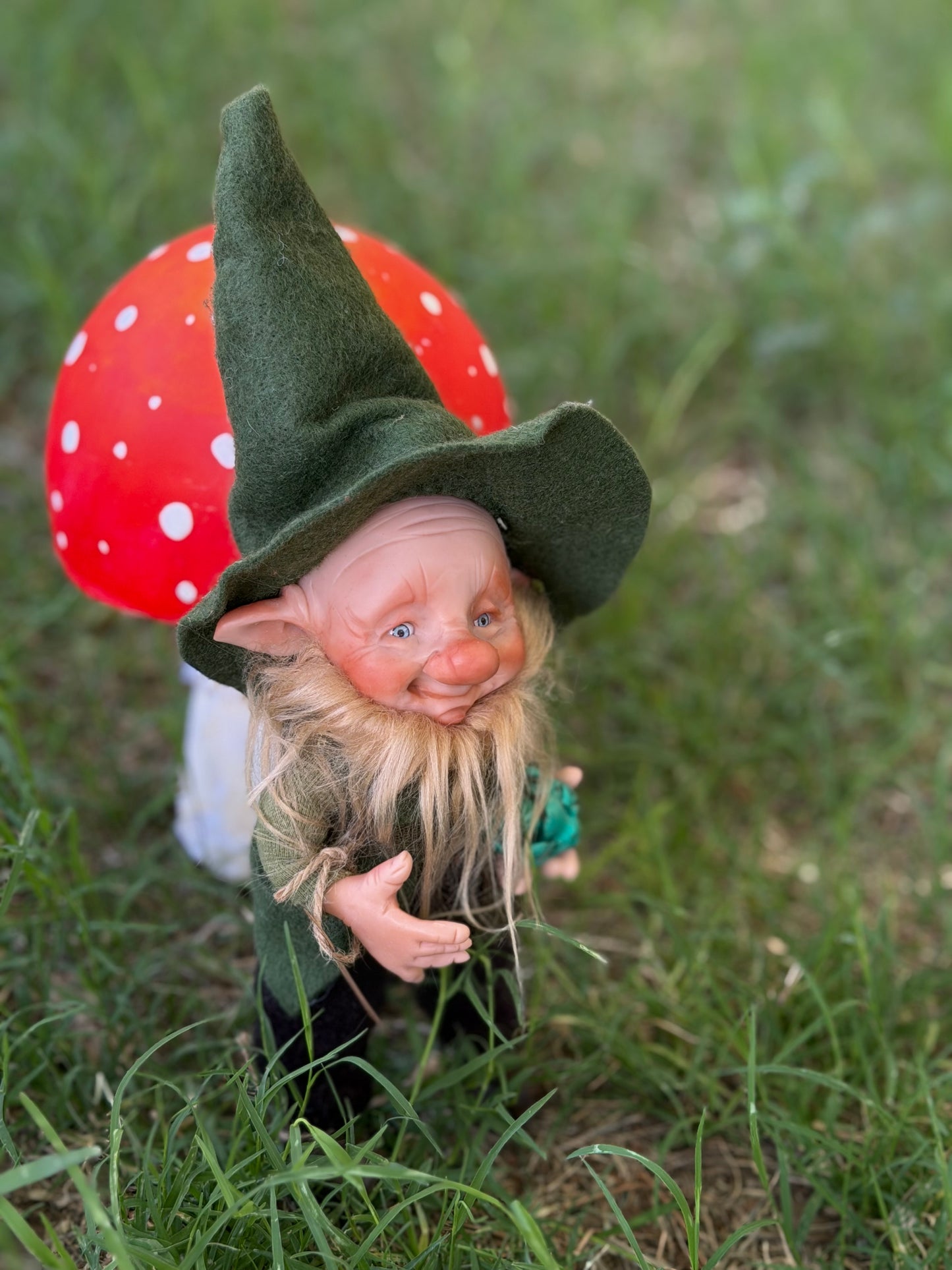 Duende artesanal articulado, figura de duende del bosque, muñeco artesanal coleccionable. Mide aproximadamente 25 cm.
