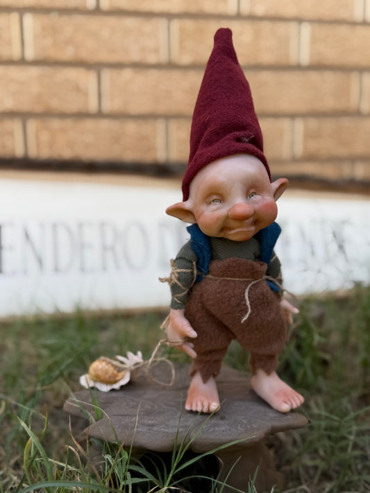 Duende con mascota caracol. Duende artesanal articulado, figura de duende del bosque, muñeco artesanal coleccionable. Mide aproximadamente 25 cm. Modelo 31