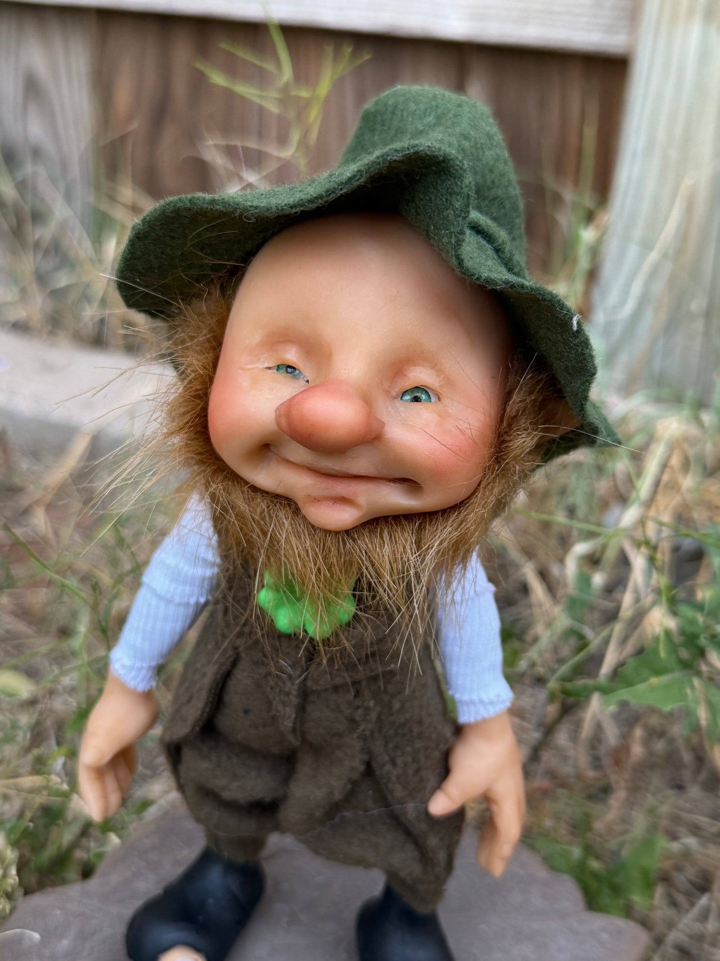 Mini Leprechaun, duende de la buena suerte y fortuna. Duende artesanal articulado, figura de duende del bosque, muñeco artesanal coleccionable. Mide aproximadamente 25 cm. Modelo 7