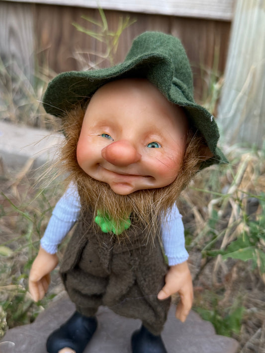Mini Leprechaun, duende de la buena suerte y fortuna. Duende artesanal articulado, figura de duende del bosque, muñeco artesanal coleccionable. Mide aproximadamente 25 cm. Modelo 7