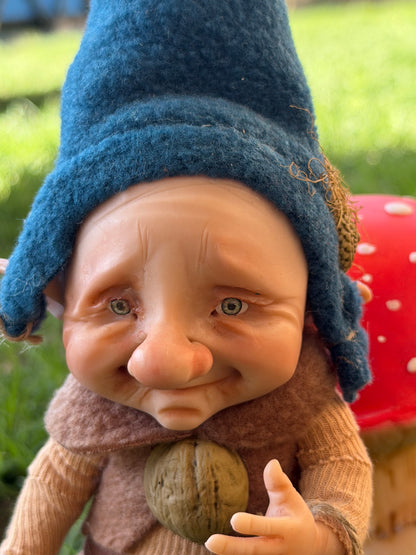 Duende artesanal articulado, figura de duende del bosque, muñeco artesanal coleccionable. Mide aproximadamente 25 cm.
