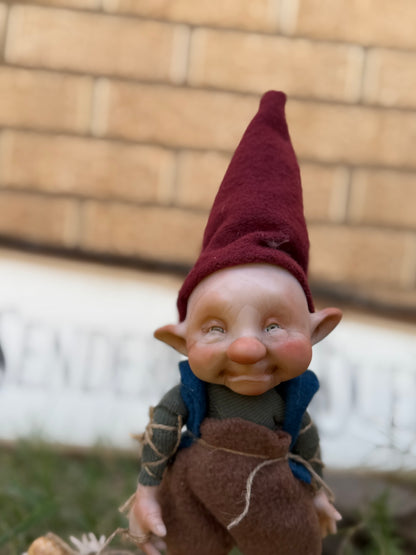 Duende con mascota caracol. Duende artesanal articulado, figura de duende del bosque, muñeco artesanal coleccionable. Mide aproximadamente 25 cm. Modelo 31