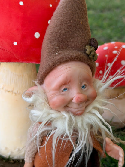 Duende artesanal articulado, figura de duende del bosque, muñeco artesanal coleccionable. Mide aproximadamente 25 cm.