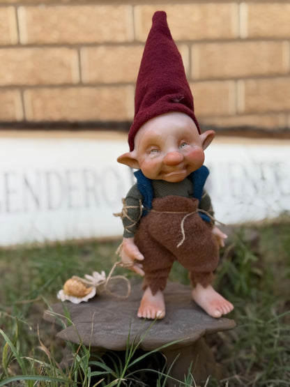 Duende con mascota caracol. Duende artesanal articulado, figura de duende del bosque, muñeco artesanal coleccionable. Mide aproximadamente 25 cm. Modelo 31