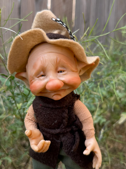 Duende artesanal articulado, figura de duende del bosque, muñeco artesanal coleccionable. Mide aproximadamente 25 cm. Modelo 18