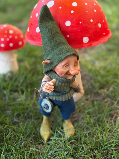 Duende artesanal articulado, figura de duende del bosque, muñeco artesanal coleccionable. Mide aproximadamente 25 cm.