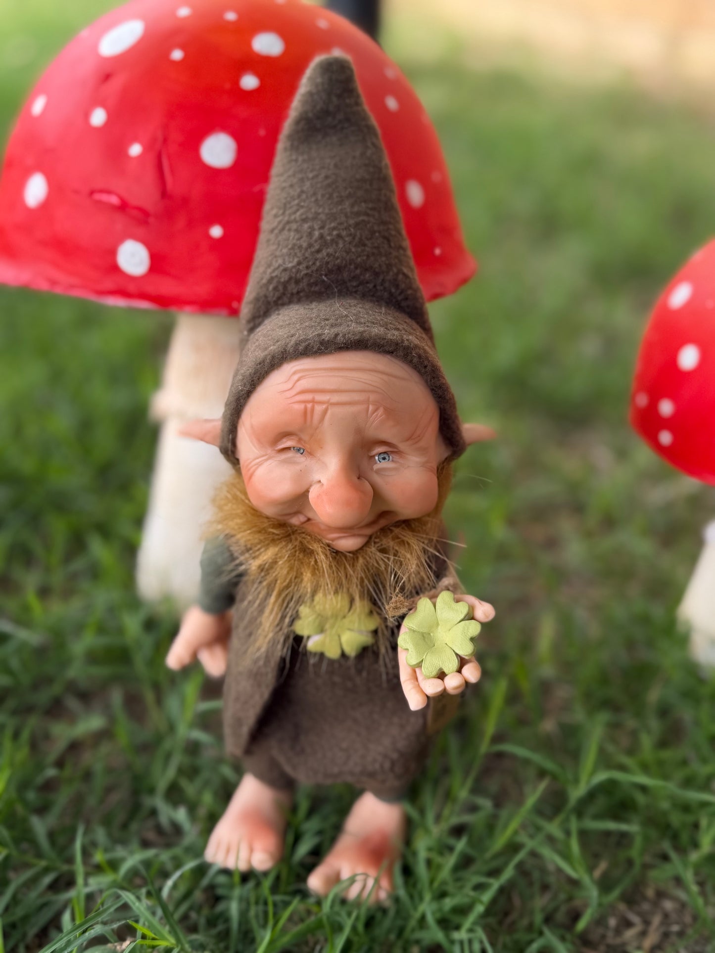 Duende de la buena suerte y fortuna, leprechaun del bosque mágico. Duende artesanal articulado, figura de duende del bosque, muñeco artesanal coleccionable. Mide aproximadamente 25 cm.