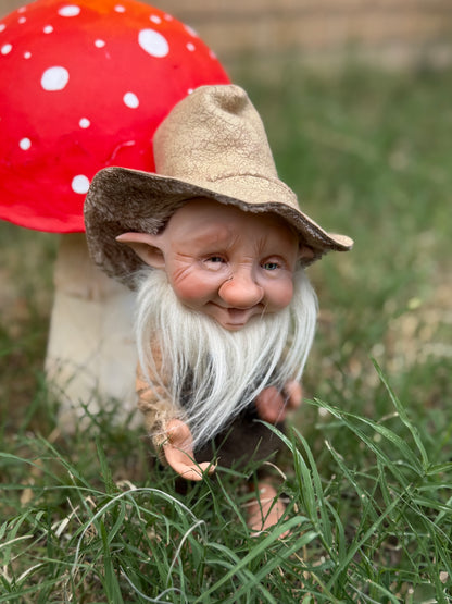 Duende artesanal articulado, figura de duende del bosque, muñeco artesanal coleccionable. Mide aproximadamente 25 cm.