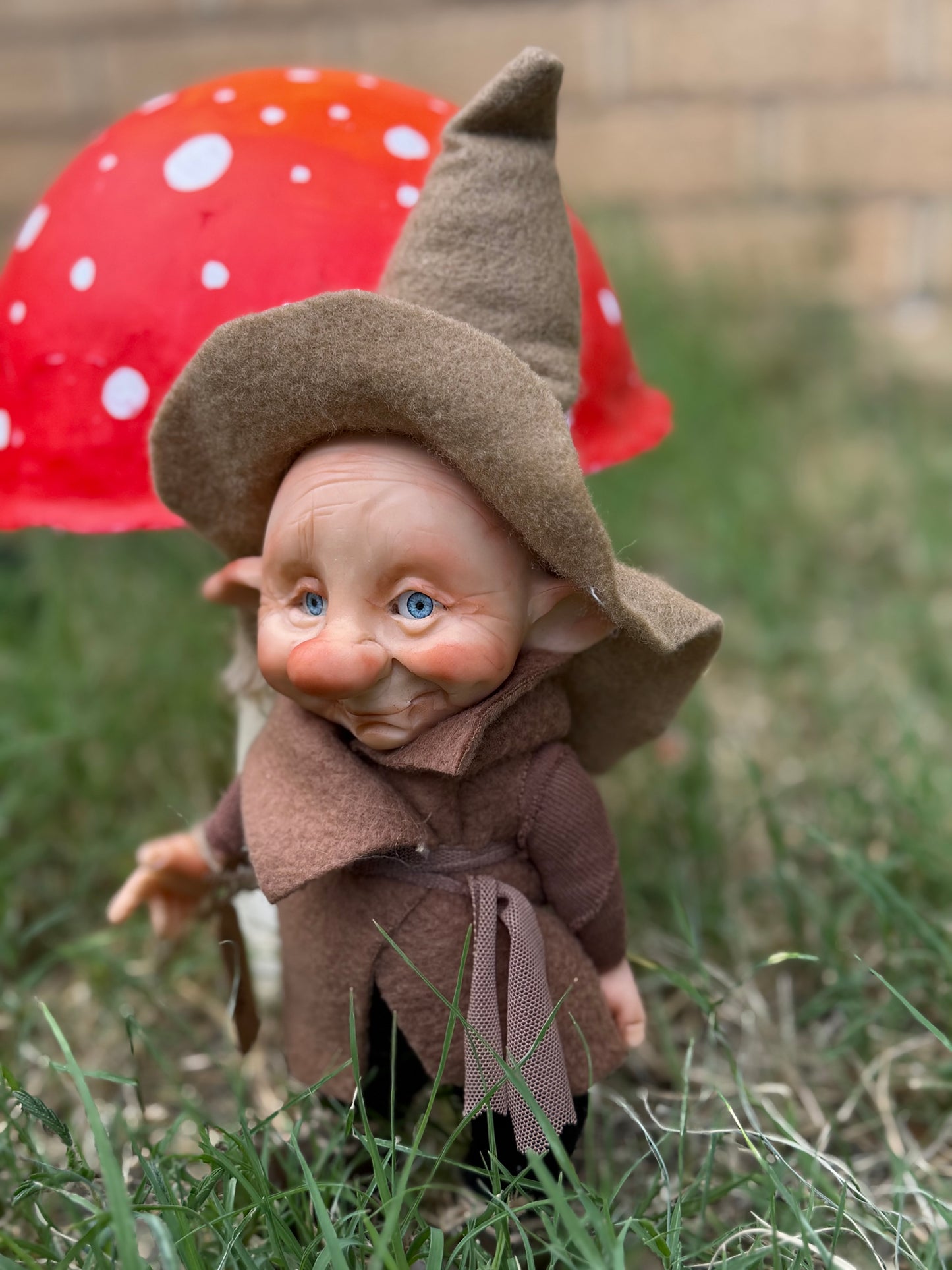 Duende artesanal articulado, figura de duende del bosque, muñeco artesanal coleccionable. Mide aproximadamente 25 cm.