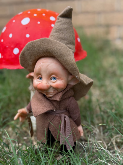 Duende artesanal articulado, figura de duende del bosque, muñeco artesanal coleccionable. Mide aproximadamente 25 cm.