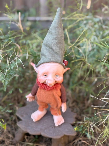 Duende artesanal articulado, figura de duende del bosque, muñeco artesanal coleccionable. Mide aproximadamente 25 cm. Modelo 15