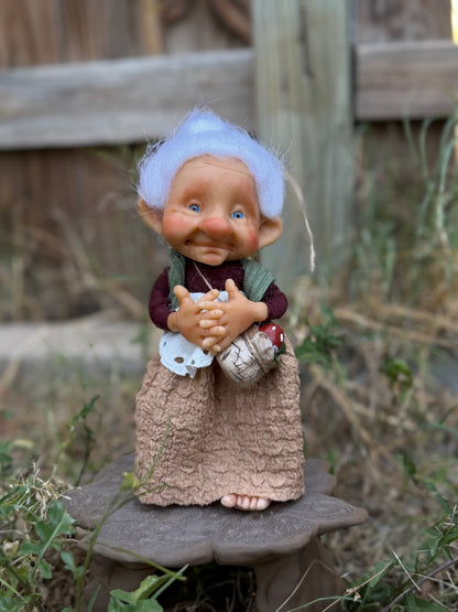 Duendecita Anciana del Bosque | Guardiana de Sabiduría y Calma. Abuela 1