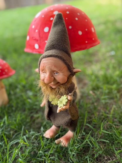 Duende de la buena suerte y fortuna, leprechaun del bosque mágico. Duende artesanal articulado, figura de duende del bosque, muñeco artesanal coleccionable. Mide aproximadamente 25 cm.
