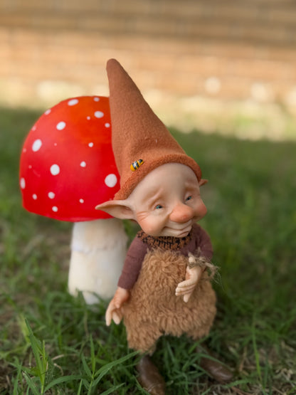Duende artesanal articulado, figura de duende del bosque, muñeco artesanal coleccionable. Mide aproximadamente 25 cm.