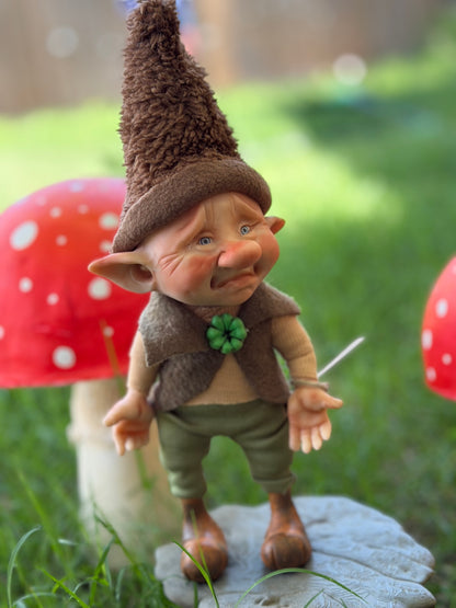 Duende caprichoso. Duende artesanal articulado, figura de duende del bosque, muñeco artesanal coleccionable. Mide aproximadamente 25 cm.