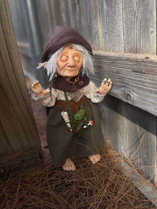Dolores, Duende anciana del Oráculo