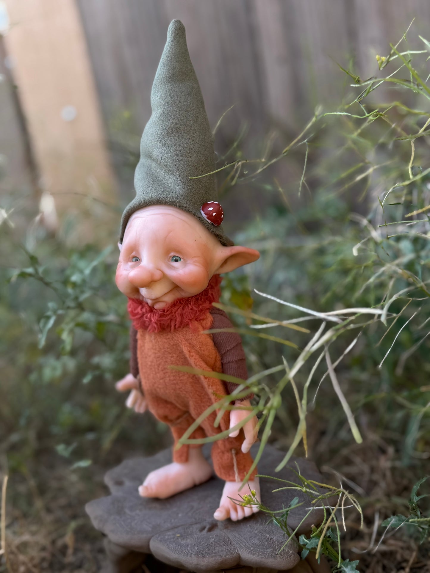 Duende artesanal articulado, figura de duende del bosque, muñeco artesanal coleccionable. Mide aproximadamente 25 cm. Modelo 15