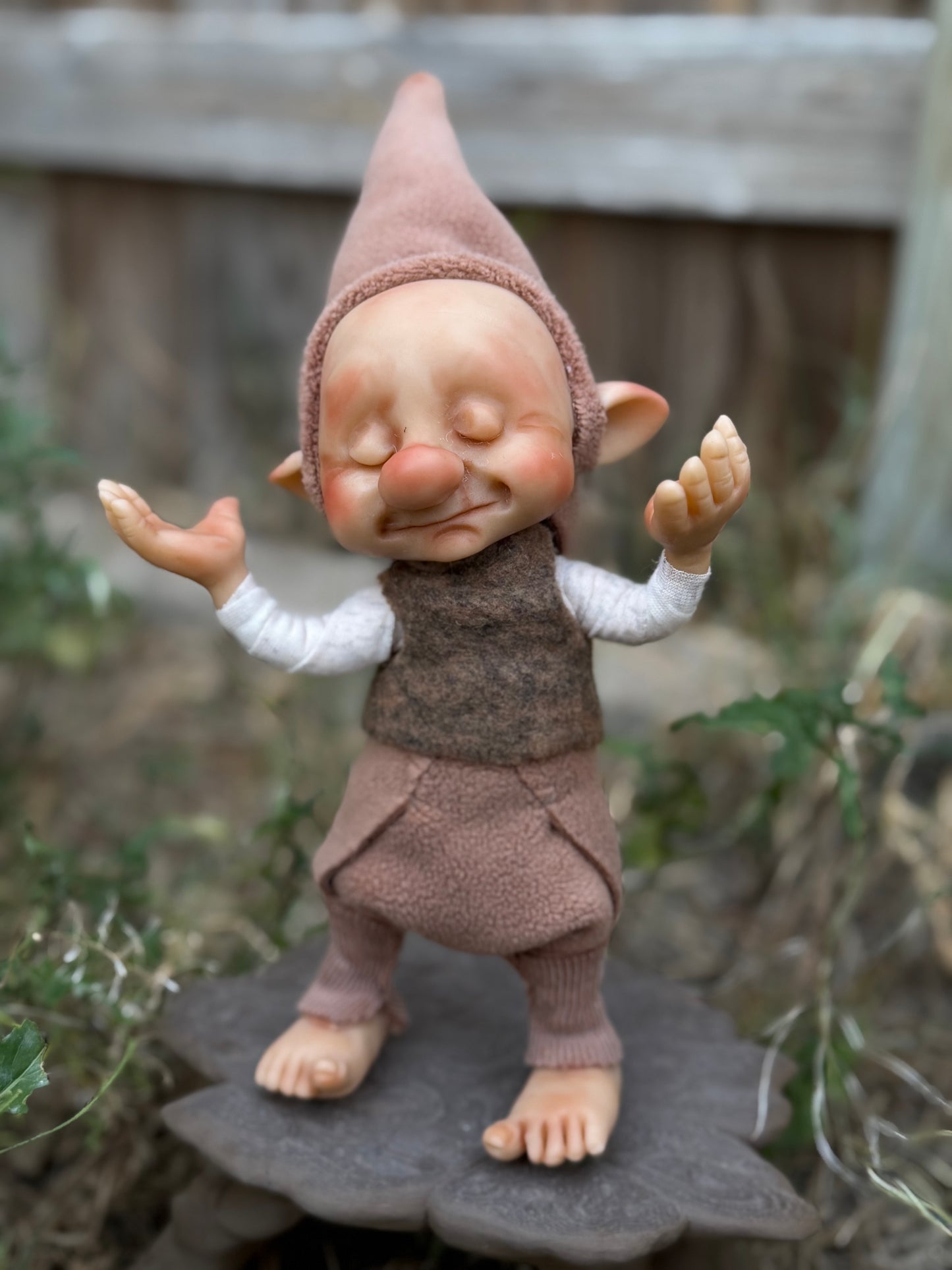 Duende artesanal articulado, figura de duende del bosque en meditación, nos enseña a conectar con los elementos y la naturaleza, muñeco artesanal coleccionable.