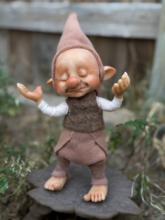 Duende artesanal articulado, figura de duende del bosque en meditación, nos enseña a conectar con los elementos y la naturaleza, muñeco artesanal coleccionable.