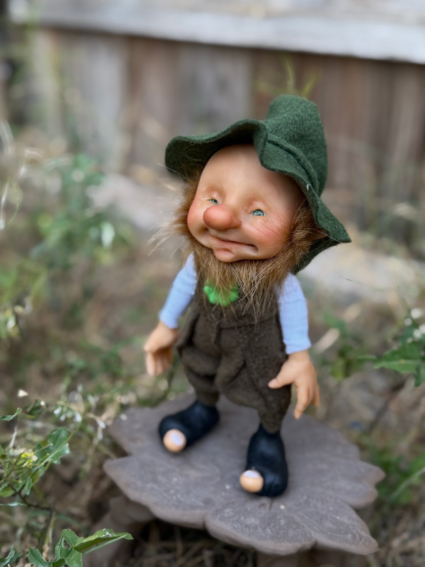 Mini Leprechaun, duende de la buena suerte y fortuna. Duende artesanal articulado, figura de duende del bosque, muñeco artesanal coleccionable. Mide aproximadamente 25 cm. Modelo 7