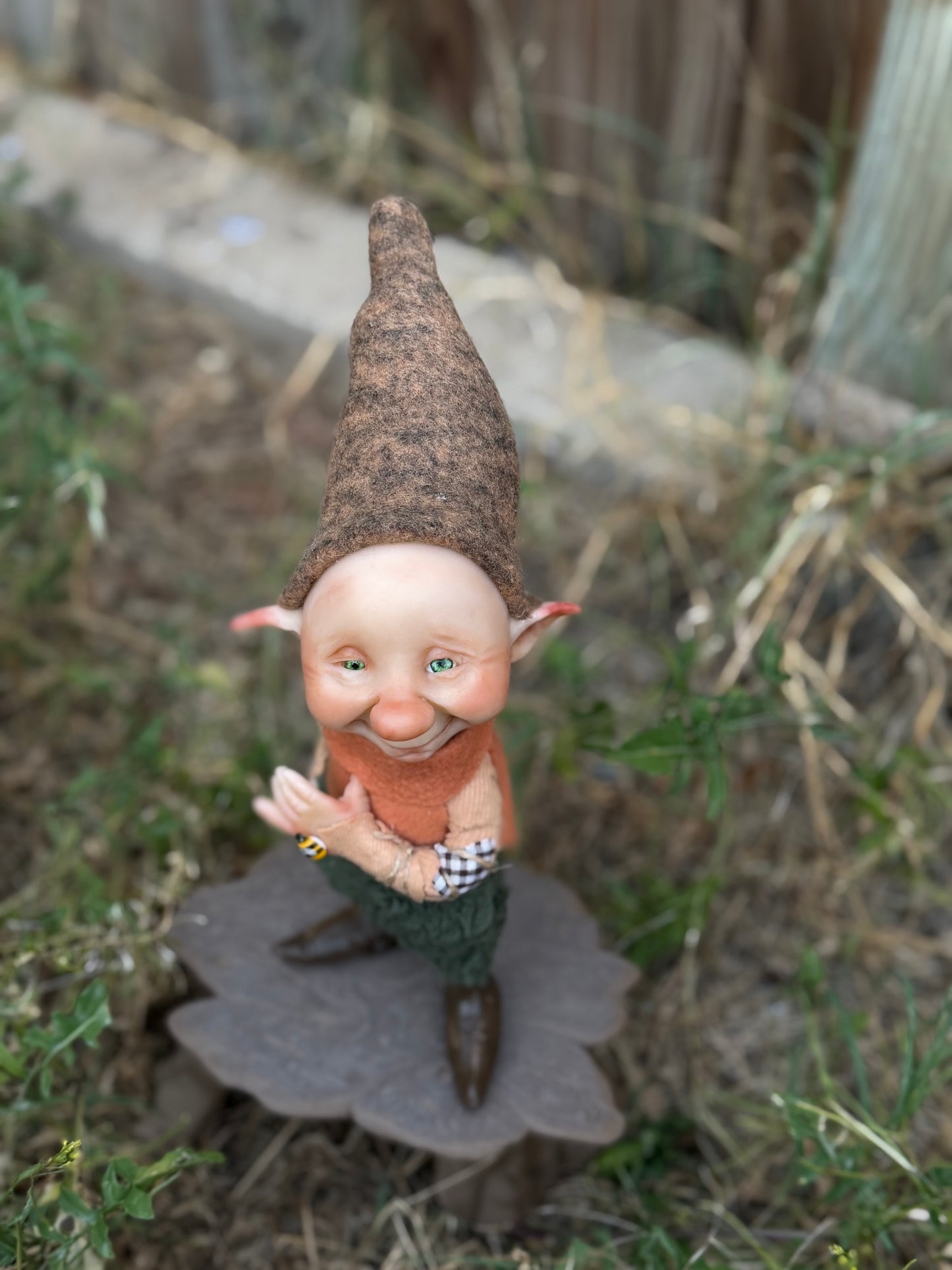 Duende artesanal articulado, figura de duende del bosque, muñeco artesanal coleccionable. Mide aproximadamente 25 cm. Modelo 2