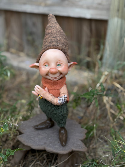 Duende artesanal articulado, figura de duende del bosque, muñeco artesanal coleccionable. Mide aproximadamente 25 cm. Modelo 2