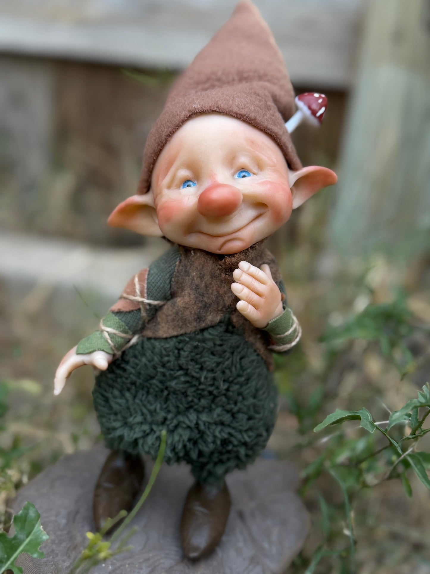 Duende artesanal articulado, figura de duende del bosque, muñeco artesanal coleccionable. Mide aproximadamente 25 cm. Modelo 8