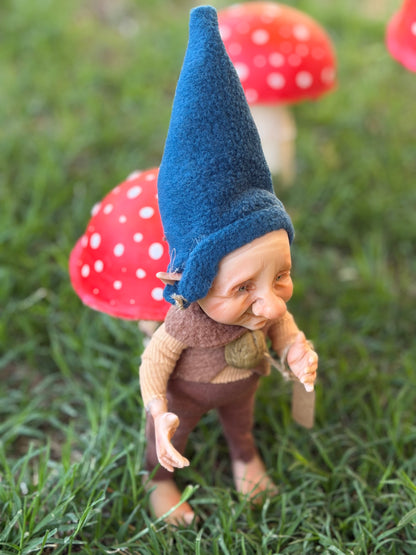 Duende artesanal articulado, figura de duende del bosque, muñeco artesanal coleccionable. Mide aproximadamente 25 cm.