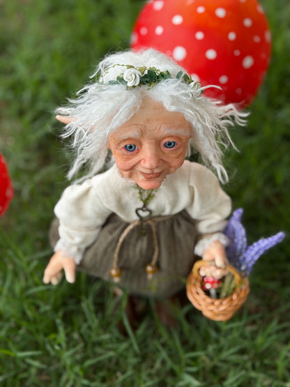 Gisela guardiana del bosque profundo, duende anciana de las flores y secretos del bosque