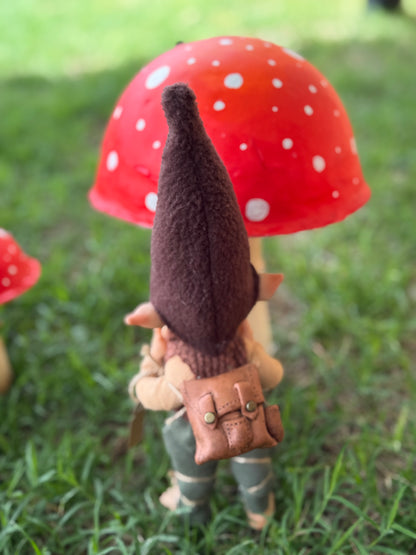 Duende viajero. Duende artesanal articulado, figura de duende del bosque, muñeco artesanal coleccionable. Mide aproximadamente 25 cm.