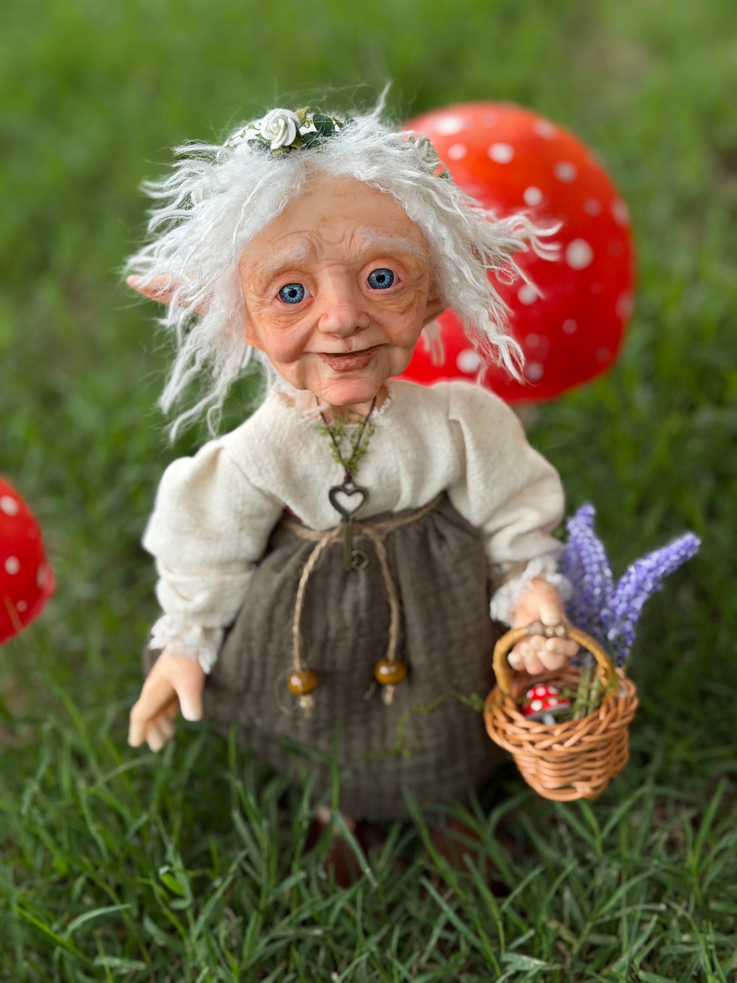 Gisela guardiana del bosque profundo, duende anciana de las flores y secretos del bosque