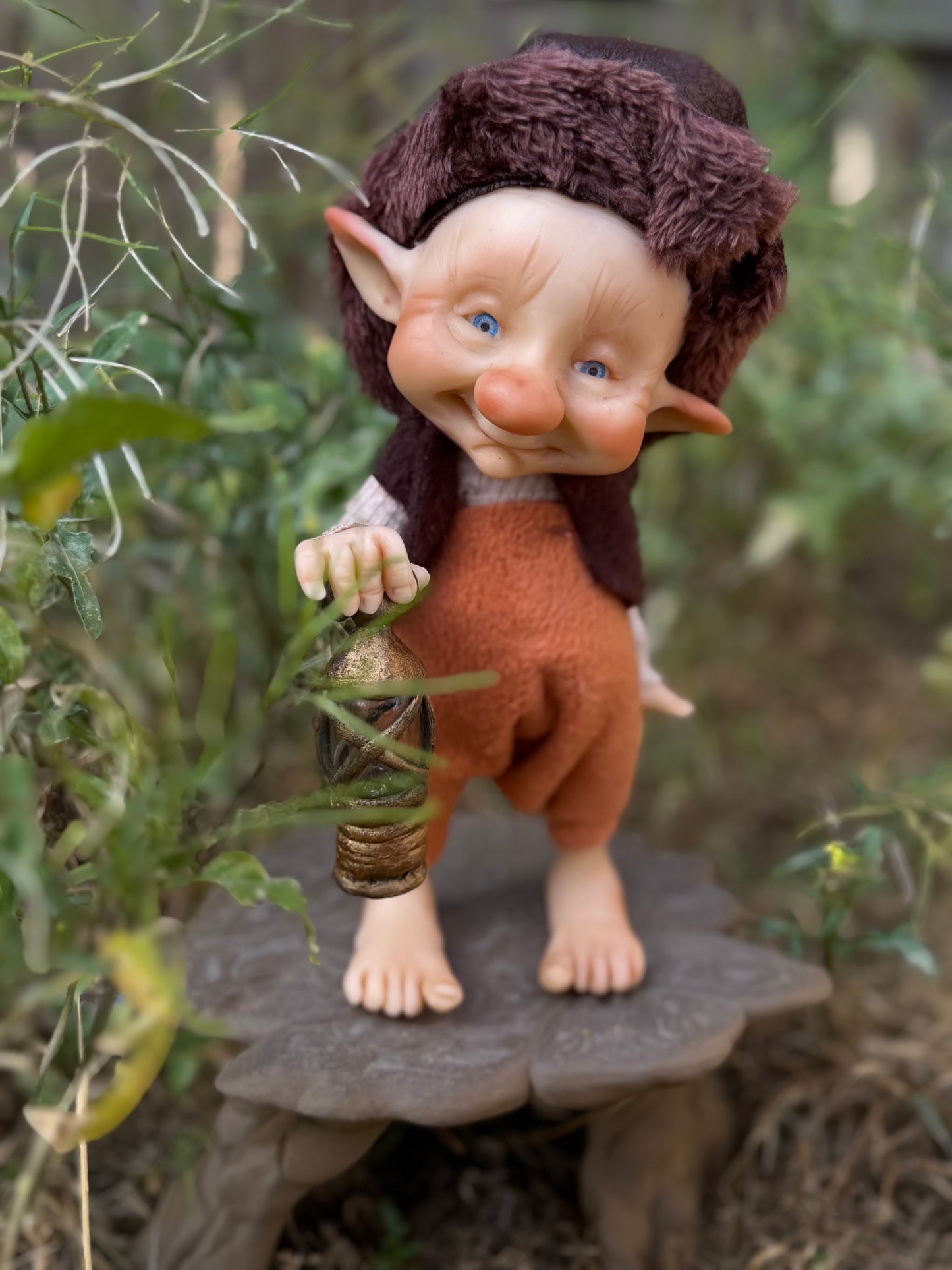 Duende artesanal articulado, figura de duende del bosque, muñeco artesanal coleccionable. Mide aproximadamente 25 cm. Modelo 22