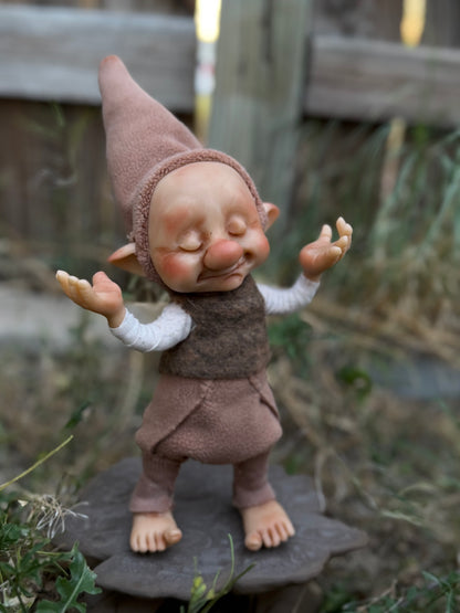 Duende artesanal articulado, figura de duende del bosque en meditación, nos enseña a conectar con los elementos y la naturaleza, muñeco artesanal coleccionable.