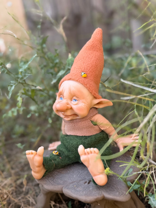 Duende artesanal articulado, figura de duende del bosque, muñeco artesanal coleccionable. Mide aproximadamente 25 cm. Modelo 20