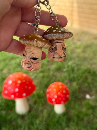 Llaveros sorpresa. Llaveros de honguitos con rostros variados. Honguitos graciosos