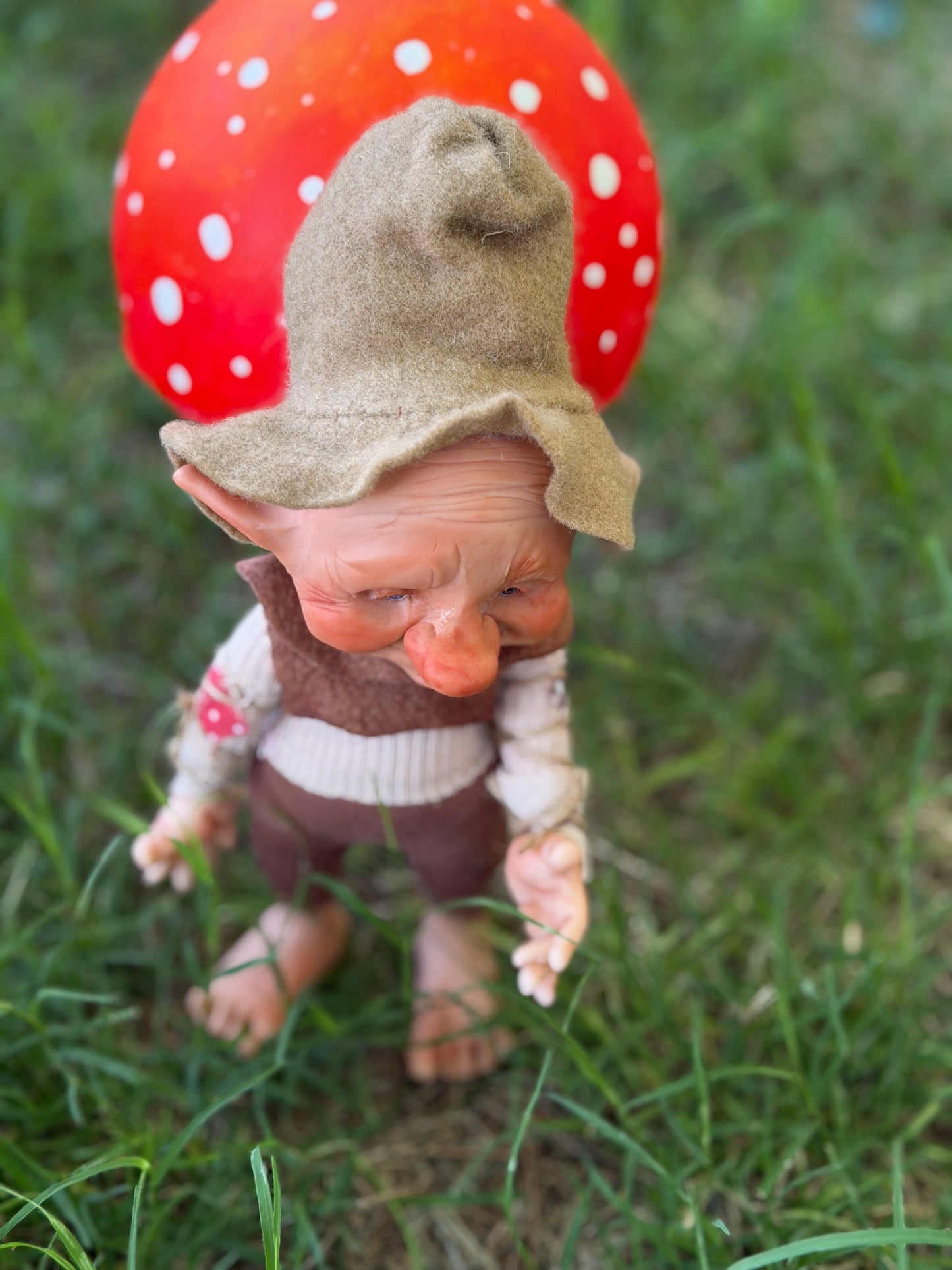 Duende artesanal articulado, figura de duende del bosque, muñeco artesanal coleccionable. Mide aproximadamente 25 cm.