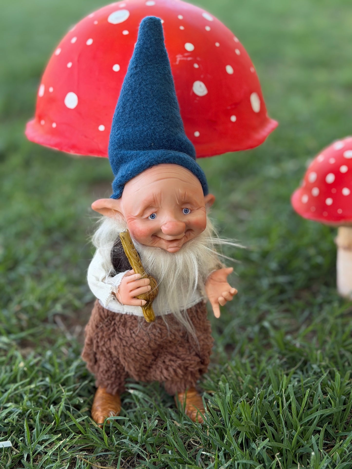 Duende artesanal articulado, figura de duende del bosque, muñeco artesanal coleccionable. Mide aproximadamente 25 cm.