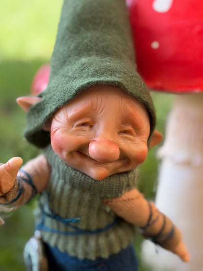 Duende artesanal articulado, figura de duende del bosque, muñeco artesanal coleccionable. Mide aproximadamente 25 cm.