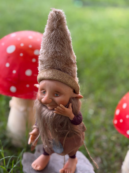 Duende artesanal articulado, figura de duende del bosque, muñeco artesanal coleccionable. Mide aproximadamente 25 cm.