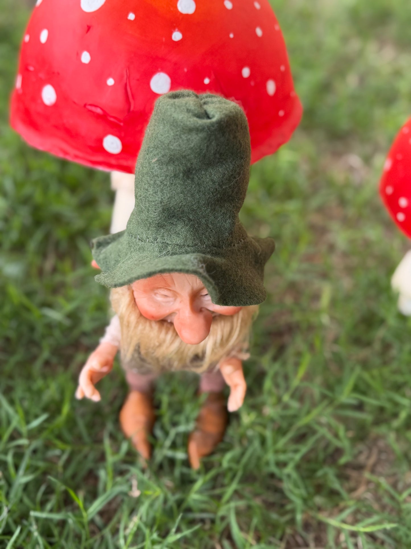 Duende de la buena suerte y fortuna, leprechaun del bosque mágico. Duende artesanal articulado, figura de duende del bosque, muñeco artesanal coleccionable. Mide aproximadamente 25 cm.