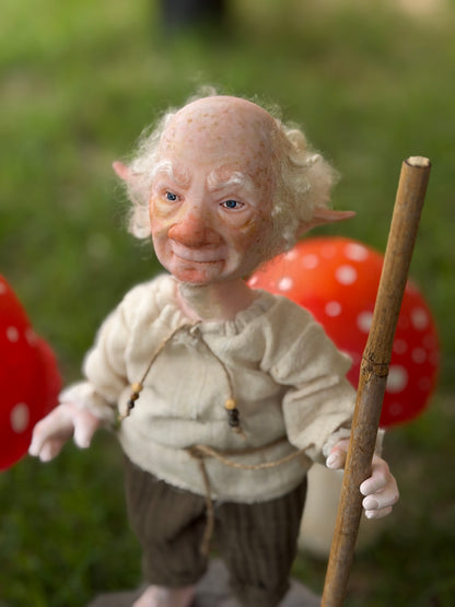 Benito, Duende Guía de Senderos y Sueños. Duende realista hecho a mano, mide 28 cm de alto.