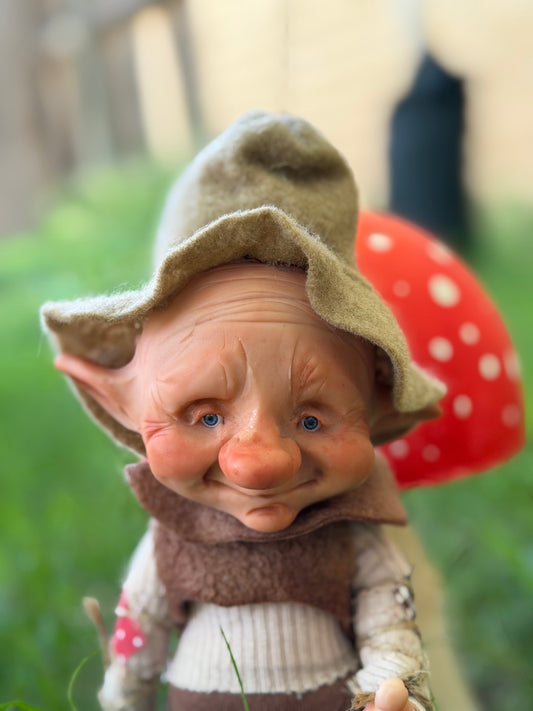 Duende artesanal articulado, figura de duende del bosque, muñeco artesanal coleccionable. Mide aproximadamente 25 cm.
