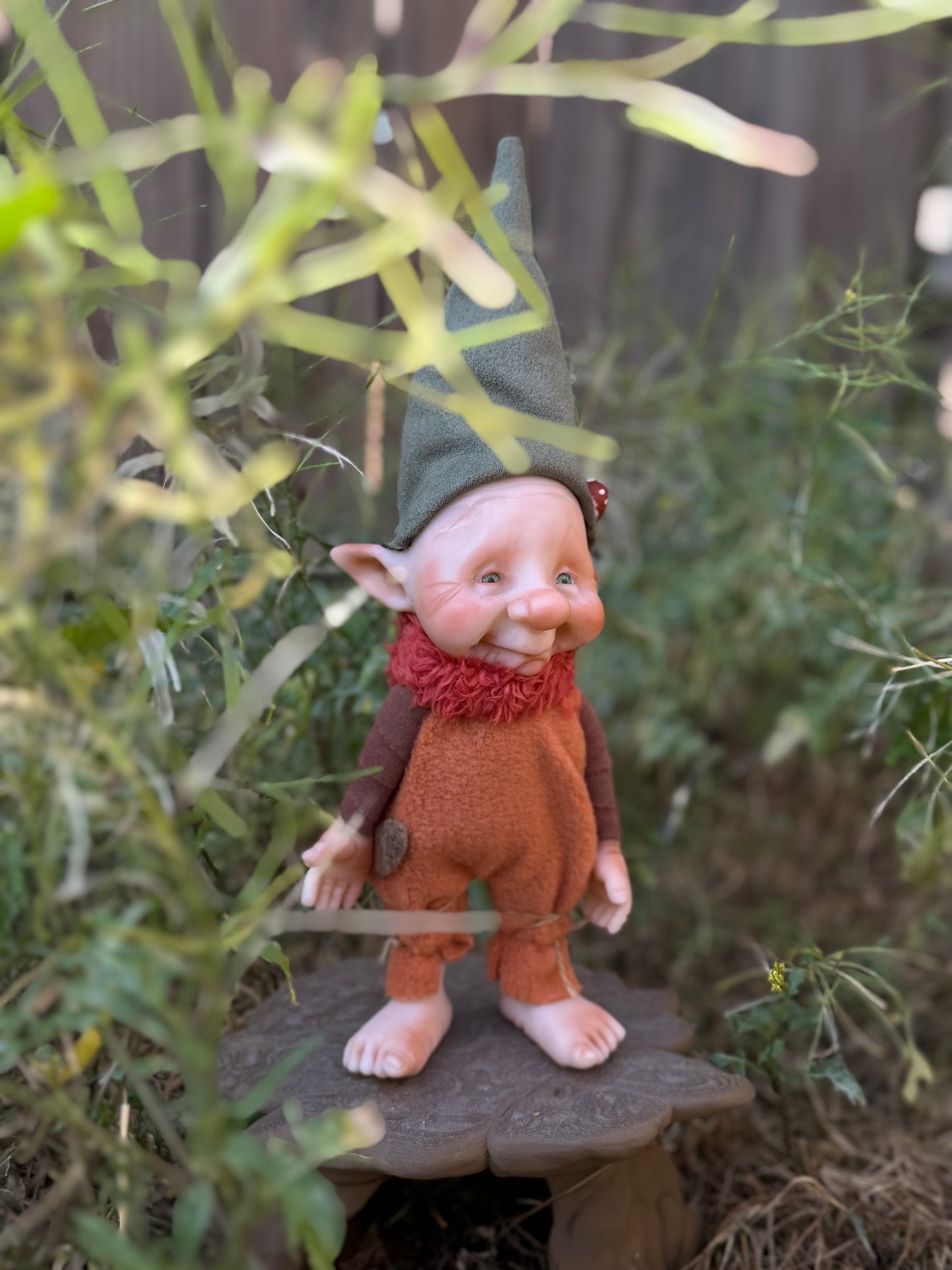 Duende artesanal articulado, figura de duende del bosque, muñeco artesanal coleccionable. Mide aproximadamente 25 cm. Modelo 15