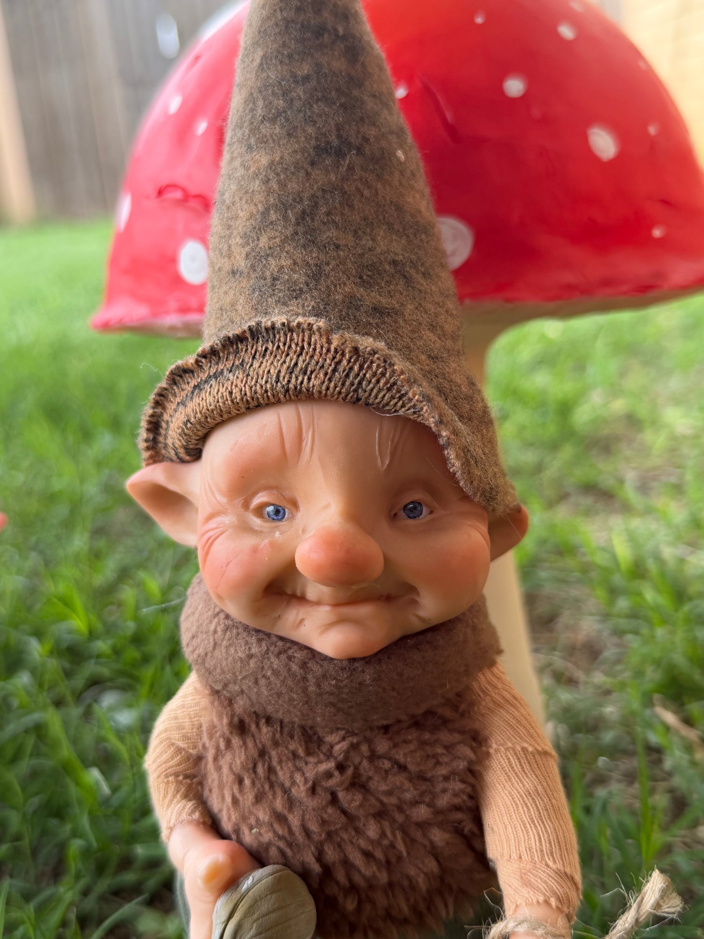 Duende artesanal articulado, figura de duende del bosque, muñeco artesanal coleccionable. Mide aproximadamente 25 cm.