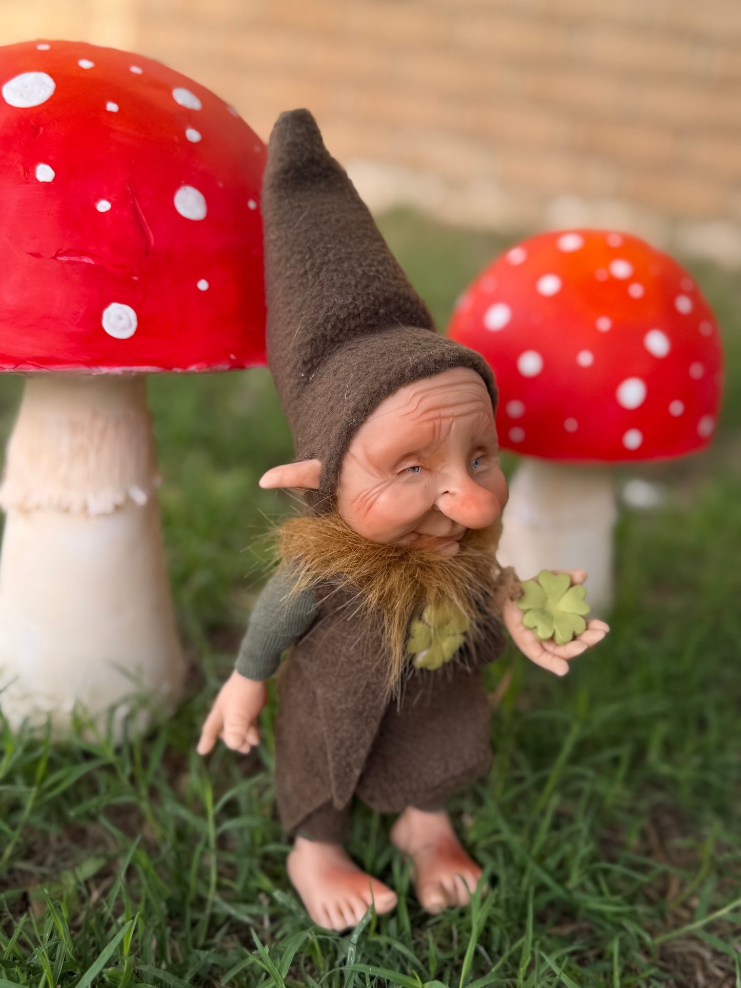 Duende de la buena suerte y fortuna, leprechaun del bosque mágico. Duende artesanal articulado, figura de duende del bosque, muñeco artesanal coleccionable. Mide aproximadamente 25 cm.